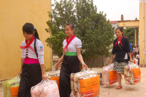 700 chăn ấm tặng học sinh dân tộc nội trú Hòa Bình ảnh 2